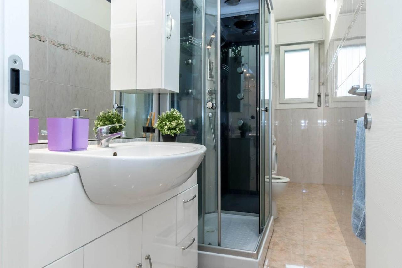 Altido Lovely Apt For 6 Located In Vibrant Gallaratese Milan Bagian luar foto