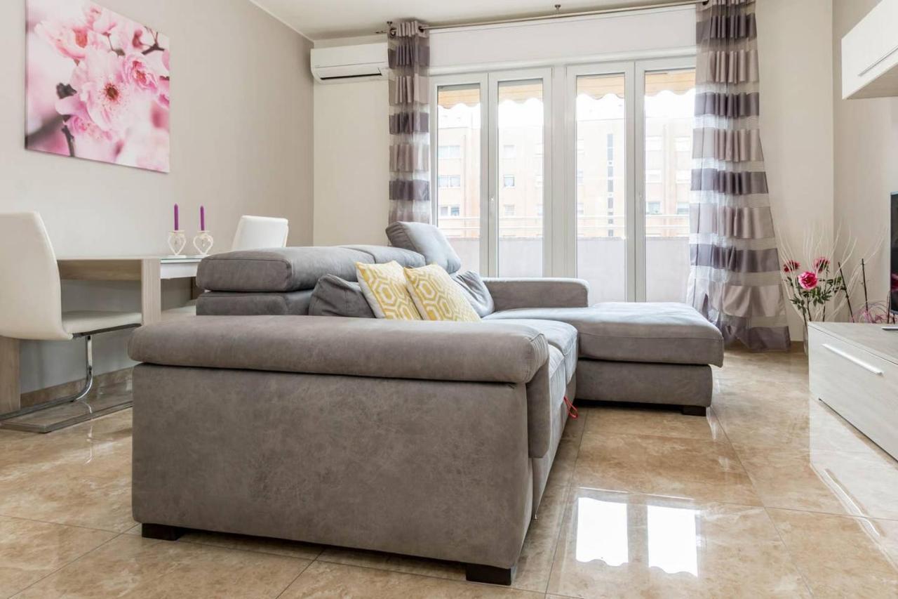 Altido Lovely Apt For 6 Located In Vibrant Gallaratese Milan Bagian luar foto