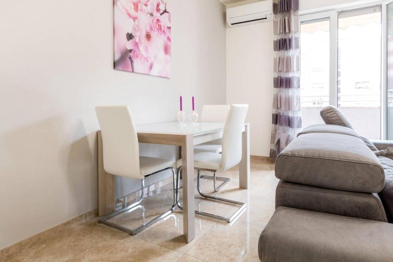 Altido Lovely Apt For 6 Located In Vibrant Gallaratese Milan Bagian luar foto