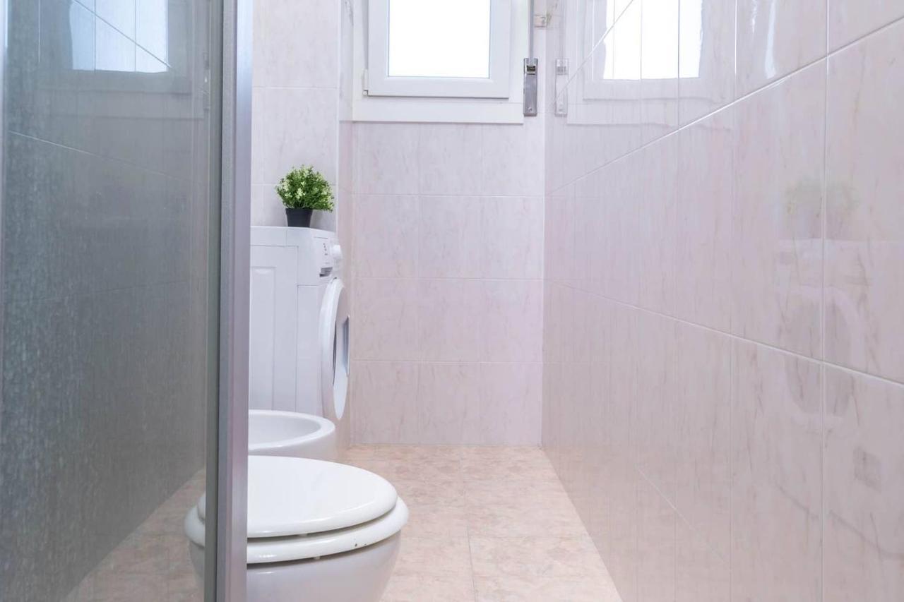 Altido Lovely Apt For 6 Located In Vibrant Gallaratese Milan Bagian luar foto